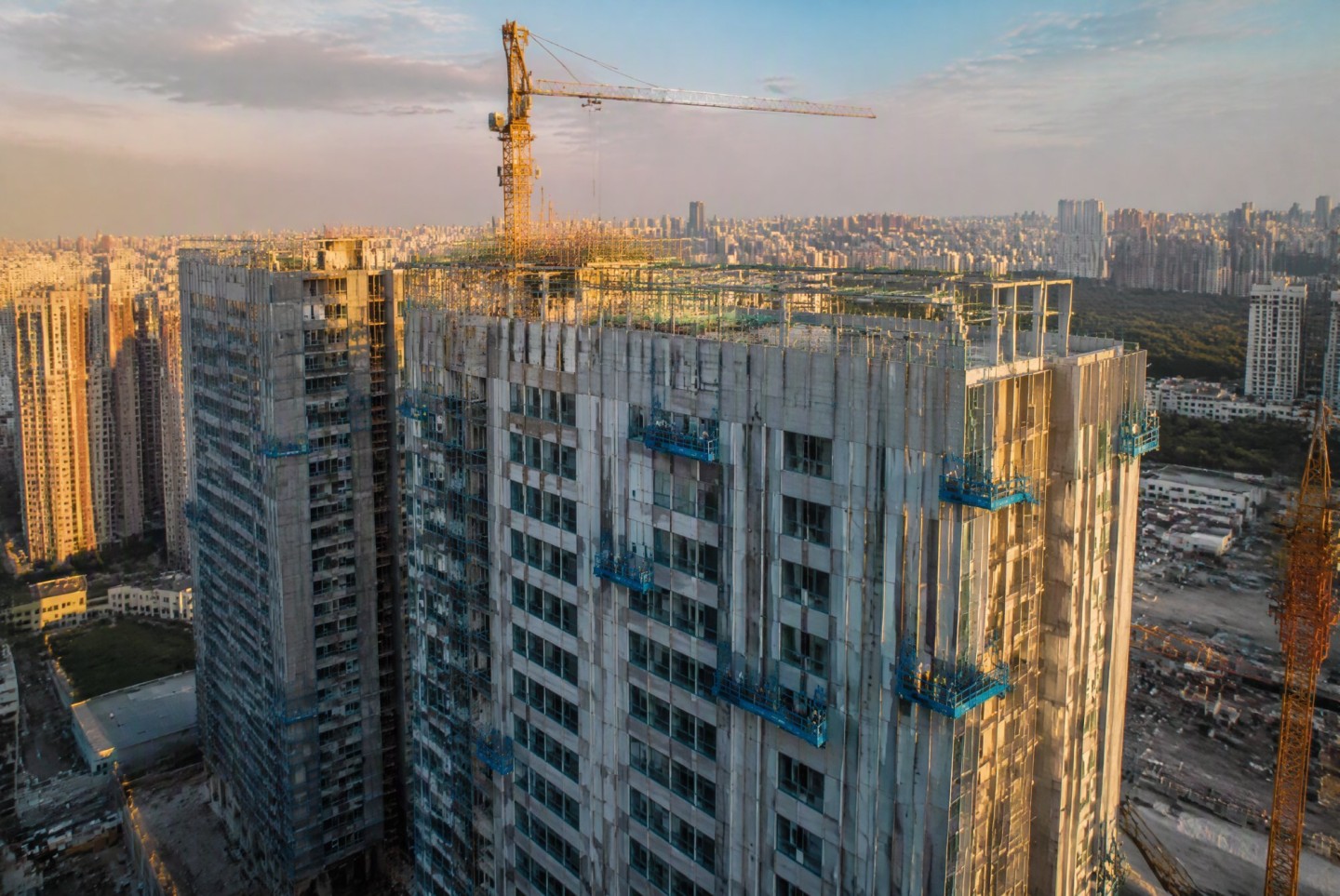 电动吊篮高层建筑施工场景