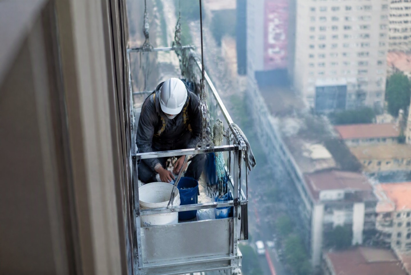 吊篮内清洁工具摆放